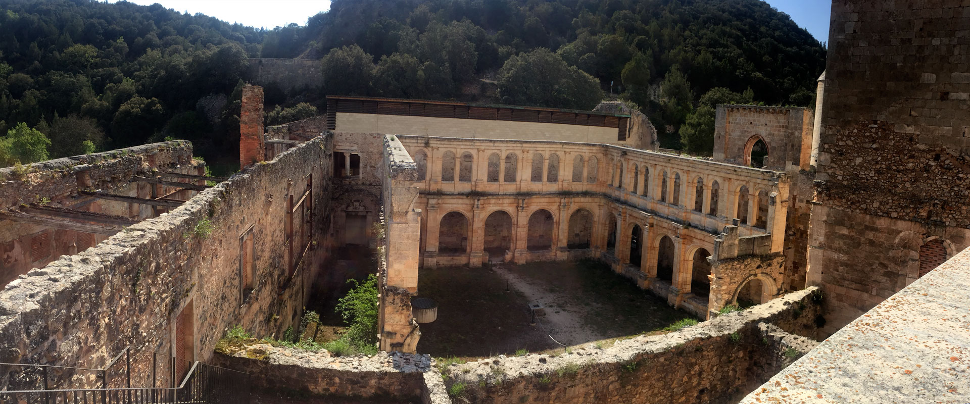 Panorámica de uno de los claustros del monasterio de San Pedro de Arlanza.