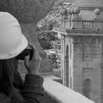Elsa Soria fotografiando un detalle del Monasterio de San Lorenzo del Escorial.