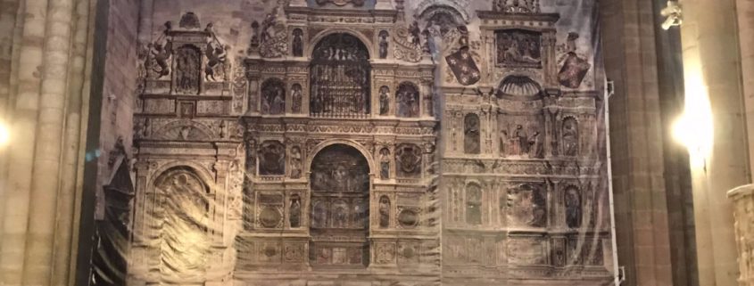 Vista general de la lona serigrafiada con las ortofotos del conjunto escultórico de la catedral de Sigüenza.