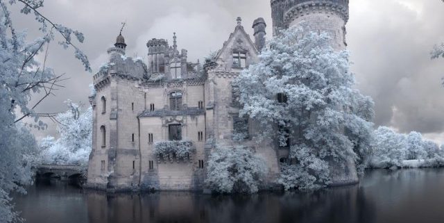 Imagen invernal y de ensueño del castillo de La Mothe-Chandeniers.