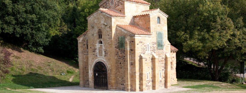 Imagen del exterior de la iglesia de San Miguel de Lillo (Oviedo).